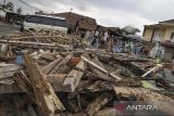 Anak-anak bermain di sekitar bangunan yang terdampak pembebasan llahan untuk pembangunan Tol Bocimi seksi III di Selajambe, Cisaat, Kabupaten Sukabumi, Jawa Barat, Jumat (17/11/2023). Kementerian Pekerjaan Umum dan Perumahan Rakyat (PUPR) mencatat progres pembebasan lahan untuk pembangunan Tol Bocimi seksi 3 Cibadak-Sukabumi telah mencapai 86 persen dan pembangunannya ditargetkan selesai pada akhir 2024. ANTARA FOTO/Henry Purba/agr