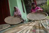 Warga menyelesaikan produksi anyaman tampah bambu di Cisitu, Caringin, Kabupaten Sukabumi, Jawa Barat, Sabtu (18/11/2023). Kementerian Koperasi dan UKM menargetkan pertumbuhan rasio kewirausahaan mencapai 12 persen pada 2045 guna mendukung Indonesia menjadi negara maju. ANTARA FOTO/Henry Purba/agr
