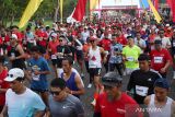 Peserta berlari saat Borobudur Marathon 2023 di kawasan Candi  Borobudur, Magelang, Jawa Tengah, Minggu (19/11/2023). Lomba lari bertaraf internasional tersebut diikuti sedikitnya 10 ribu peserta dari 24 negara yang memperlombakan tiga kategori yaitu marathon, half marathon dan 10 kilometer. ANTARA FOTO/Anis Efizudin/wsj.