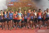 Peserta berlari saat Borobudur Marathon 2023 di kawasan Candi  Borobudur, Magelang, Jawa Tengah, Minggu (19/11/2023). Lomba lari bertaraf internasional tersebut diikuti sedikitnya 10 ribu peserta dari 24 negara yang memperlombakan tiga kategori yaitu marathon, half marathon dan 10 kilometer. ANTARA FOTO/Anis Efizudin/wsj.