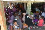 Sejumlah imigran etnis Rohingya  beristirahat di Meunasah atau Masjid setelah terdampar di kawasan pesisir Desa Kulee, Kecamatan Batee, Kabupaten Pidie, Aceh, Senin (19/11/2023). Pemerintah setempat menyatakan sebanyak 241 orang imigran etnis Rohingya terdiri dari laki laki dan perempuan dewasa serta anak-anak, termasuk di antaranya bayi  yang  terdampar di daerah itu merupakan gelombang ketiga  dan saat ini ditampung sementara di Meunasah atau Masjid , kabupaten Pidie, Aceh. ANTARA FOTO/Ampelsa.