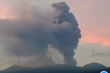Gunung Dukono kembali melontarkan abu vulkanik