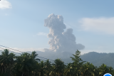 Gunung Dukono erupsi, luncuran abu ke arah barat