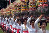 Sejumlah perempuan Bali menjunjung gebogan atau sesajen saat Peringatan 77 Tahun Hari Puputan Margarana di Taman Pujaan Bangsa Margarana, Tabanan, Bali, Senin (20/11/2023). Kegiatan yang digelar untuk mengenang 1.372 pahlawan yang gugur dalam pertempuran melawan Belanda pada masa perang kemerdekaan Indonesia tersebut diperingati dengan berbagai acara di antaranya upacara, tradisi budaya, doa-doa, dan tabur bunga di tugu pahlawan. ANTARA FOTO/Nyoman Hendra Wibowo/wsj.