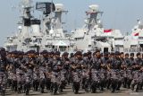 Sejumlah personel TNI Angkatan Laut mengikuti Apel Gelar Pasukan dan Manuver Lapangan Latihan Pengamanan (Latpam) Pemilu 2024 di Koarmada II, Surabaya, Jawa Timur, Rabu (22/11/2023). Kegiatan yang dilanjutkan dengan latihan pengamanan Pemilu 2024 itu untuk memastikan kesiapan personel TNI Angkatan Laut beserta alutsistanya dalam melakukan pengamanan Pemilu 2024. Antara Jatim/Didik Suhartono.