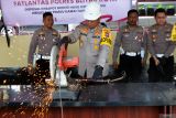 Kapolres Blitar Kota AKBP Danang Setyo Pambudi memusnahkan knalpot bising saat pengukuhan Duta Keselamatan Lalulintas perwakilan dari partai politik di Mapolres Blitar Kota, Jawa Timur, Rabu (22/11/2023). Sebagai bentuk cipta kondisi jelang pelaksanaan pemilu, Satlantas Polres Blitar Kota bekerjasama dengan KPU dan Bawaslu membentuk Duta keselamatan lalulintas yang berasal dari seluruh partai politik peserta pemilu dengan tujuan umtuk bersama-sama mencegah adanya pelanggaran lalullintas yang bisa menyebabkan kecelakaan lalulintas hingga gesekan antar pendukung selama masa kampanye pemilu 2024. Antara Jatim/Irfan Anshori.