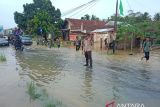 Polres Pesisir Barat siagakan personel di dua titik lokasi banjir