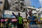 Warga berada di area toko elektronik yang terbakar di Jalan Banceuy, Bandung, Jawa Barat, Selasa (21/11/2023). Petugas pemadam kebakaran menyatakan, kebakaran yang membakar satu unit toko elektronik tersebut diduga karena korsleting listrik. ANTARA FOTO/Raisan Al Farisi/agr
