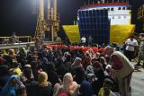 Sejumlah warga etnis Rohingya usai turun dari Kapal Motor Penumpang (KMP) BRR di Pelabuhan Ulee Lheu, Banda Aceh, Aceh, Rabu (22/11/2023). Sebanyak 219 imigran etnis Rohingya terdiri dari 91 perempuan, 72 orang laki-laki dan 56 orang anak-anak yang mendarat di Pantai Ujong Kareung, Kota Sabang pada Selasa (21/10) malam dipindahkan ke penampungan sementara di Kota Lhokseumawe. ANTARA/Khalis Surry