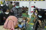 Warga etnis Rohingya harus mendapatkan penanganan medis saat berada di dalam Kapal Motor Penumpang (KMP) BRR saat tiba di Pelabuhan Ulee Lheu, Banda Aceh, Aceh, Rabu (22/11/2023). Sebanyak 219 imigran etnis Rohingya terdiri dari 91 perempuan, 72 orang laki-laki dan 56 orang anak-anak yang mendarat di Pantai Ujong Kareung, Kota Sabang pada Selasa (21/10) malam dipindahkan ke penampungan sementara di Kota Lhokseumawe. ANTARA/Khalis Surry