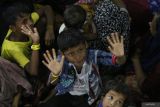 Sejumlah warga etnis Rohingya berada di dalam Kapal Motor Penumpang (KMP) BRR saat tiba di Pelabuhan Ulee Lheu, Banda Aceh, Aceh, Rabu (22/11/2023). Sebanyak 219 imigran etnis Rohingya terdiri dari 91 perempuan, 72 orang laki-laki dan 56 orang anak-anak yang mendarat di Pantai Ujong Kareung, Kota Sabang pada Selasa (21/10) malam dipindahkan ke penampungan sementara di Kota Lhokseumawe. ANTARA/Khalis Surry