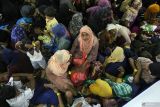 Sejumlah warga etnis Rohingya berada di dalam Kapal Motor Penumpang (KMP) BRR saat tiba di Pelabuhan Ulee Lheu, Banda Aceh, Aceh, Rabu (22/11/2023). Sebanyak 219 imigran etnis Rohingya terdiri dari 91 perempuan, 72 orang laki-laki dan 56 orang anak-anak yang mendarat di Pantai Ujong Kareung, Kota Sabang pada Selasa (21/10) malam dipindahkan ke penampungan sementara di Kota Lhokseumawe. ANTARA/Khalis Surry