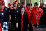 Ketua Umum PDI Perjuangan Megawati Soekarnoputri (tengah) berjalan menuju ruang pertemuan saat menghadiri Konsolidasi Internal Partai Pemenangan Pileg dan Pilpres tahun 2024 di Sanur, Denpasar, Bali, Rabu (22/11/2023). Kegiatan yang diikuti ratusan pengurus dan kader PDI Perjuangan di wilayah Bali itu diselenggarakan sebagai upaya konsolidasi internal partai dalam upaya pemenangan PDIP serta pasangan Ganjar Pranowo dan Mahfud MD pada Pemilu tahun 2024. ANTARA FOTO/Fikri Yusuf/wsj.