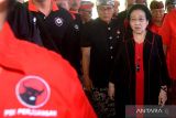Ketua Umum PDI Perjuangan Megawati Soekarnoputri (kanan) berjalan menuju ruang pertemuan saat menghadiri Konsolidasi Internal Partai Pemenangan Pileg dan Pilpres tahun 2024 di Sanur, Denpasar, Bali, Rabu (22/11/2023). Kegiatan yang diikuti ratusan pengurus dan kader PDI Perjuangan di wilayah Bali itu diselenggarakan sebagai upaya konsolidasi internal partai dalam upaya pemenangan PDIP serta pasangan Ganjar Pranowo dan Mahfud MD pada Pemilu tahun 2024. ANTARA FOTO/Fikri Yusuf/wsj.