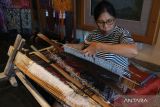 Perajin menenun kain songket khas Bali dengan alat tradisional pada pameran UMKM di Nusa dua, Badung, Bali, Rabu (22/11/2023). Data dari Badan Pusat Statistik Provinsi Bali mencatat pertumbuhan ekonomi Bali pada triwulan I-2023 sampai dengan triwulan III-2023 tumbuh sebesar 5,66 persen. ANTARA FOTO/Nyoman Hendra Wibowo/wsj.