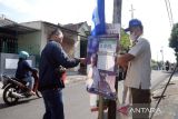 Bawaslu turunkan atribut kampanye terpasang di ruas jalan  di Solo