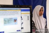 Penjabat Bupati Aceh Utara Mahyuzar menyerahkan KTP elektronik kepada pelajar usai perekaman di SMA Negeri 1 Tanah Luas, Aceh Utara, Aceh, Rabu (22/11/2023). Pemerintah Kabupaten Aceh Utara melalui Dinas Kependudukan dan Pencatatan Sipil (Disdukcapil) melakukan layanan jemput bola di sekolah untuk perekaman KTP elektronik pemula berusia 16-17 tahun dengan target perekaman sebanyak 419.570 wajib KTP untuk meningkatkan partisipasi pemilih dalam Pemilu 2024. ANTARA/Rahmad