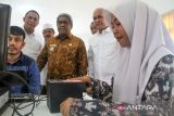 Penjabat Bupati Aceh Utara Mahyuzar menyerahkan KTP elektronik kepada pelajar usai perekaman di SMA Negeri 1 Tanah Luas, Aceh Utara, Aceh, Rabu (22/11/2023). Pemerintah Kabupaten Aceh Utara melalui Dinas Kependudukan dan Pencatatan Sipil (Disdukcapil) melakukan layanan jemput bola di sekolah untuk perekaman KTP elektronik pemula berusia 16-17 tahun dengan target perekaman sebanyak 419.570 wajib KTP untuk meningkatkan partisipasi pemilih dalam Pemilu 2024. ANTARA/Rahmad