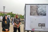 Direktur Utama LKBN ANTARA Akhmad Munir (kanan) bersama Kepala Diskominfo Jabar Ika Mardiah (kiri) melihat karya foto saat pembukaan pameran foto ARKE Kilas Balik Jawa Barat 2021-2023 dalam rangka HUT ke-86 Kantor Berita ANTARA di Kiara Artha park, Bandung, Jawa Barat, Kamis (23/11/2023). ANTARA Biro Jawa Barat bersama Divisi Foto ANTARA menggelar pameran foto ARKE Kilas Balik Jawa Barat yang menampilkan 150 foto karya enam pewarta foto ANTARA selama rentang waktu 2021-2023. ANTARA FOTO/Raisan Al Farisi/agr