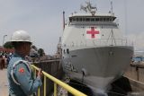 Petugas mengawasi perawatan Kapal Bantu Rumah Sakit (BRS) KRI dr Radjiman Wedyodiningrat-992 di Graving Dock Irian PT PAL Indonesia di Surabaya, Jawa Timur, Kamis (23/11/2023). Perawatan KRI dr Radjiman Wedyodiningrat-992 yang meliputi perbaikan fasilitas-fasilitas sekunder seperti pengecatan dan pembersihan bagian bawah dan radar tersebut guna menyiapkan kapal untuk misi kemanusiaan ke Palestina. Antara Jatim/Moch Asim.