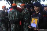Jenazah anggota Brimob korban KKB di Papua tiba di Kupang