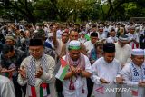 Warga lintas agama mengikuti doa bersama untuk Palestina di Plaza Balai Kota, Bandung, Jawa Barat, Jumat (24/11/2023). Pemerintah Kota Bandung menggelar doa bersama dengan warga serta tokoh lintas agama dan melakukan penggalangan dana bagi warga terdampak konflik di Palestina. ANTARA FOTO/Raisan Al Farisi/agr