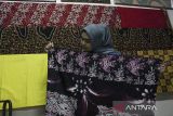 Pekerja melipat kain batik di Batik Kenarie, Cikole, Kota Sukabumi, Jawa Barat, Jumat (24/11/2023). Kementerian Pariwisata dan Ekonomi Kreatif mengungkapkan pertumbuhan nilai tambah ekonomi kreatif triwulan III/2023 telah mencapai Rp1.054 triliun atau sekitar 82,13 persen dari target sebesar Rp1.279 triliun. ANTARA FOTO/Henry Purba/agr
