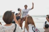 Peselancar klub Halfway Kuta Boardriders Dhany Widianto (tengah) berselebrasi usai memenangkan final divisi Open Mens Grand Final Liga Surfing Indonesia (LSI) 2023 di Pantai Kuta, Badung, Bali, Jumat (24/11/2023). Dhany Widianto berhasil menjuarai divisi Open Mens Liga Surfing Indonesia 2023, diikuti peselancar klub Halfway Kuta Boardriders Ketut Agus dan peselancar I Komang Sastrawan dari Lembongan Surf Team di posisi ketiga. ANTARA FOTO/Fikri Yusuf/wsj.