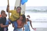 Peselancar klub Halfway Kuta Boardriders Dhea Natasha Novitasari (kedua kiri) berselebrasi usai memenangkan final divisi Open Womens Grand Final Liga Surfing Indonesia (LSI) 2023 di Pantai Kuta, Badung, Bali, Jumat (24/11/2023). Dhea Natasha Novitasari berhasil menjuarai divisi Open Womens Liga Surfing Indonesia 2023. diikuti peselancar klub Halfway Kuta Boardriders Marshanda Nikijuluw dan peselancar Hanasuri Jabrik dari Legian Boardriders di posisi ketiga. ANTARA FOTO/Fikri Yusuf/wsj.