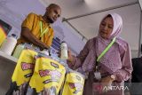 Pengunjung memilah susu lokal saat Festival Makanan Jawa Barat di Kota Sukabumi, Jawa Barat, Sabtu (25/11/2023). Kegiatan yang diikuti 5.000 peserta tersebut upaya untuk mempromosikan potensi pangan lokal di Jawa Barat sekaligus memperingati Hari Pangan Sedunia. ANTARA FOTO/Henry Purba/agr
