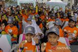 Ratusan siswa mengikuti kegiatan gerakan makan telur dan minum susu di Kota Sukabumi, Jawa Barat, Sabtu (25/11/2023). Gerakan kampanye yang diikuti 300 siswa tersebut upaya untuk pemenuhan gizi protein hewani guna mencegah stunting serta membentuk generasi yang unggul dan berkualitas. ANTARA FOTO/Henry Purba/agr