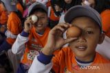 Siswa mengikuti kegiatan gerakan makan telur dan minum susu di Kota Sukabumi, Jawa Barat, Sabtu (25/11/2023). Gerakan kampanye yang diikuti 300 siswa tersebut upaya untuk pemenuhan gizi protein hewani guna mencegah stunting serta membentuk generasi yang unggul dan berkualitas. ANTARA FOTO/Henry Purba/agr