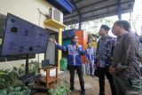 Bupati Sidoarjo Ahmad Muhdlor (tengah) Kepala Dinas Lingkungan Hidup dan Kebersihan Sidoarjo, M. Bahrul Amig (kanan) melihat proses sistem pembayaran elektronik jasa pelayanan TPA Griyo Mulyo Jabon, Sidoarjo, Jawa Timur, Jumat (24/11/2023). Sistem pembayaran elektronik tarif biaya angkutan tersebut untuk mempermudah pembayaran dalam pemrosesan akhir di TPA Jabon berdasar tiga kategori Yakni, kategori sampah tidak terpilah, sampah residu, dan bubur sampah organik. Antara Jatim/Umarul Faruq.