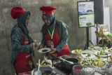 Peserta memasak menu makanan saat kegiatan lomba cipta menu dalam rangkaian peringatan Hari Pangan Sedunia di Kota Sukabumi, Jawa Barat, Sabtu (25/11/2023). Kegiatan tersebut bertujuan untuk mengkampanyekan potensi pangan lokal sebagai upaya diversifikasi pangan. ANTARA FOTO/Henry Purba/agr
