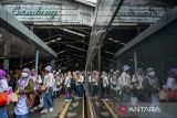 Penumpang Kereta api Argo Parahyangan tiba di Stasiun Bandung, Jawa Barat, Sabtu (25/11/2023). PT Kereta Api Indonesia telah menjual 429.839 tiket kereta api atau 20 persen dari total keseluruhan yang disediakan untuk keberangkatan masa angkutan Natal 2023 dan Tahun Baru 2024. ANTARA FOTO/Raisan Al Farisi/agr