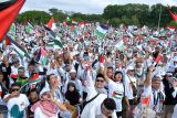 Sejumlah orang mengikuti Aksi Damai Bela Palestina di kawasan Renon, Denpasar, Bali, Sabtu (25/11/2023). Aksi itu dilakukan sebagai bentuk solidaritas dan kepedulian terhadap penderitaan rakyat Palestina akibat serangan Israel serta untuk mendukung kemerdekaan dan kebebasan Palestina. ANTARA FOTO/Fikri Yusuf/wsj.