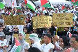 Sejumlah orang mengikuti Aksi Damai Bela Palestina di kawasan Renon, Denpasar, Bali, Sabtu (25/11/2023). Aksi itu dilakukan sebagai bentuk solidaritas dan kepedulian terhadap penderitaan rakyat Palestina akibat serangan Israel serta untuk mendukung kemerdekaan dan kebebasan Palestina. ANTARA FOTO/Fikri Yusuf/wsj.