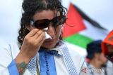 Salah satu peserta menyeka air matanya saat mengikuti Aksi Damai Bela Palestina di kawasan Renon, Denpasar, Bali, Sabtu (25/11/2023).Aksi itu dilakukan sebagai bentuk solidaritas dan kepedulian terhadap penderitaan rakyat Palestina akibat serangan Israel serta untuk mendukung kemerdekaan dan kebebasan Palestina. ANTARA FOTO/Fikri Yusuf/wsj.