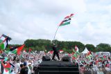 Sejumlah orang mengikuti Aksi Damai Bela Palestina di kawasan Renon, Denpasar, Bali, Sabtu (25/11/2023). Aksi itu dilakukan sebagai bentuk solidaritas dan kepedulian terhadap penderitaan rakyat Palestina akibat serangan Israel serta untuk mendukung kemerdekaan dan kebebasan Palestina. ANTARA FOTO/Fikri Yusuf/wsj.