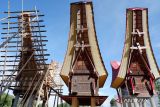 Pekerja menyelesaikan pembuatan lumbung padi atau alang di Toraja Utara, Sulawesi Selatan, Sabtu (25/11/2023). Pembangunan alang yang merupakan simbol kemakmuran bagi masyakarat Toraja  tersebut membutuhkan biaya sedikitnya Rp80 juta dan waktu pengerjaannya sekitar enam bulan. ANTARA FOTO/Sakti Karuru/wsj.