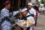 Sejumlah murid berbaris sambil menyalami guru saat perayaan Hari Guru di SMP Negeri 1 Denpasar, Bali, Sabtu (25/11/2023). Kegiatan tersebut digelar sebagai ungkapan rasa kasih sayang dan terima kasih dari murid kepada gurunya dalam memperingati Hari Guru Nasional 2023. ANTARA FOTO/Nyoman Hendra Wibowo/wsj.