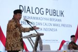  Calon Presiden nomor urut dua Prabowo Subianto menjawab pertanyaan panelis saat menghadiri Dialog Publik di Universitas Muhammadiyah (UM) Surabaya, Jawa Timur, Jumat (24/11/2023). Dialog publik tersebut bertujuan untuk menguji pengetahuan, wawasan serta gagasan calon presiden dan calon wakil presiden agar masyarakat menjadi warga bangsa yang cerdas dalam memilih pemimpin pada Pemilu 2024 mendatang. Antara Jatim/Moch Asim.