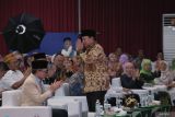 Calon Presiden nomor urut dua Prabowo Subianto (tengah) menyapa audiens disaksikan Ketua Umum PAN Zulkifli Hasan (kiri) saat menghadiri Dialog Publik di Universitas Muhammadiyah (UM) Surabaya, Jawa Timur, Jumat (24/11/2023). Dialog publik tersebut bertujuan untuk menguji pengetahuan, wawasan serta gagasan calon presiden dan calon wakil presiden agar masyarakat menjadi warga bangsa yang cerdas dalam memilih pemimpin pada Pemilu 2024 mendatang. Antara Jatim/Moch Asim.