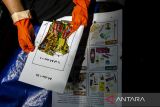 Aktivis dan relawan dari Greenpeace Indonesia melakukan audit brand (merek) sampah plastik yang telah diangkut dari aliran Sungai Cikapundung, Bandung, Jawa Barat, Minggu (26/11/2022). Aksi tersebut sebagai kampanye Break Free From Plastic untuk peningkatan kesadaran akan plastik sekali pakai pascakonsumsi sekaligus gerakan bersama untuk mendorong produsen bertanggung jawab terhadap kemasan yang dihasilkannya serta berkomitmen mengurangi penggunaan plastik sekali pakai dan saset. ANTARA FOTO/Novrian Arbi/agr