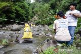 Aktivis dan relawan Greenpeace Indonesia mengangkut sampah plastik dari aliran Sungai Cikapundung, Bandung, Jawa Barat, Minggu (26/11/2022). Aksi tersebut sebagai kampanye Break Free From Plastic untuk peningkatan kesadaran akan plastik sekali pakai pascakonsumsi sekaligus gerakan bersama untuk mendorong produsen bertanggung jawab terhadap kemasan yang dihasilkannya serta berkomitmen mengurangi penggunaan plastik sekali pakai dan saset. ANTARA FOTO/Novrian Arbi/agr