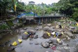 Aktivis dan dari relawan Greenpeace Indonesia membersihkan sampah plastik dari aliran Sungai Cikapundung, Bandung, Jawa Barat, Minggu (26/11/2022). Aksi tersebut sebagai kampanye Break Free From Plastic untuk peningkatan kesadaran akan plastik sekali pakai pascakonsumsi sekaligus gerakan bersama untuk mendorong produsen bertanggung jawab terhadap kemasan yang dihasilkannya serta berkomitmen mengurangi penggunaan plastik sekali pakai dan saset. ANTARA FOTO/Novrian Arbi/agr