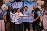 Chief Corporate Affairs Arya Noble Group Andreas Bayu Aji (kanan) didampingi Corporate Relations and CSR Manager Erha Clinic Oemar Saputra (kiri) dan dr. Mochammad Ayyub SpDVE (kedua kanan) berpose bersama penyintas Psoriasis yang mengikuti Erha A3 for Psoriasis di Hotel Whiz Luxe Spazio Surabaya, Jawa Timur, Minggu (26/11/2023). Kegiatan Erha A3 for Psoriasis yang digelar dengan didukung oleh Erha Atopy and Skin Disease Center tersebut merupakan wujud komitmen Erha dalam menciptakan akses yang lebih baik bagi para pejuang Psoriasis. Antara  Jatim/Didik Suhartono.
