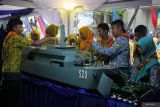 Sejumlah pelajar mengamati miniatur KRI Teluk Bintuni-520 saat Sailor and Citizen Interaction di Jalan Tunjungan, Surabaya, Jawa Timur, Minggu (26/11/2023). Koarmada II menggelar pameran alutsista TNI Angkatan Laut dan pentas musik bagi masyarakat untuk  memperingati Hari Armada. Antara Jatim/Didik Suhartono.