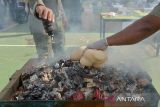 Petugas Bea Cukai bersama instansi terkait lainnya memusnahkan berbagai merek rokok impor ilegal  ddan produk lainnya dengan cara dibakar dan dipotong menggunakan mesin pemotong di Banda Aceh, Aceh, Senin (27/11/2023).  Kanwil Bea Cukai Aceh memusnahkan sebanyak 1,094 juta batang rokok ilegal  senilai Rp1,74 miliyar, Sparepart mesin, Sex Toys, Alat Bekam, Tools Perawatan Gigigi, Cairan Gel Pijat, Celak, Coklat, Eyeshadow Eyeliner dan barang ilegal lainnya yang merupakan hasil penindakan tahun 2022-2023. yang telah ditetapkan sebagai barang sitaan negara. ANTARA FOTO/Ampelsa.