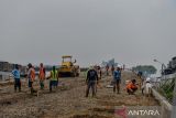 Pekerja menyelesaikan proyek pembangunan Jembatan Layang Ciroyom di Bandung, Jawa Barat, Senin (27/11/2023). Jembatan Layang Ciroyom yang ditujukan untuk mendukung operasional Kereta Cepat Jakarta Bandung tersebut ditargetkan akan rampung pada akhir 2023 mendatang. ANTARA FOTO/Raisan Al Farisi/agr
